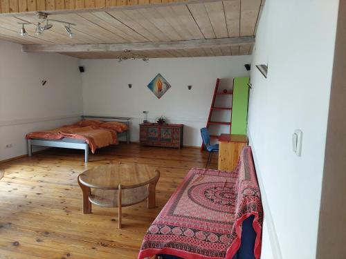 1 dormitorio con 1 cama y 1 mesa en Idylisches Ferienhaus komplett im Grünen mit direkter Anbindung an den Thayatalradweg, en Vestennötting