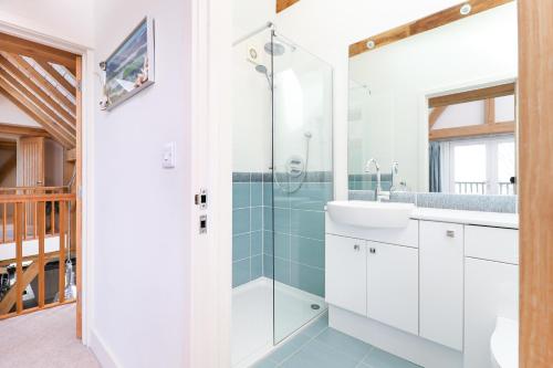 un baño con ducha y lavabo en Beach Side, en Bembridge