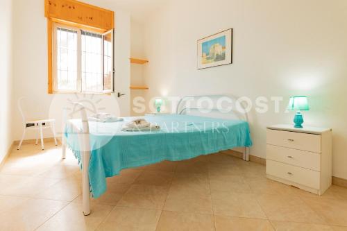 Cette chambre comprend un lit et une table. dans l'établissement Giordania Flat - Torre Specchia, à Torre Specchia Ruggeri