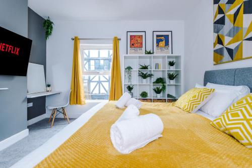 a bedroom with a bed with white and yellow at NEW! Stylish 2-bed home, in Chester by 53 Degrees Property, Ideal for Long Stays, Great location - Sleeps 6 in Chester