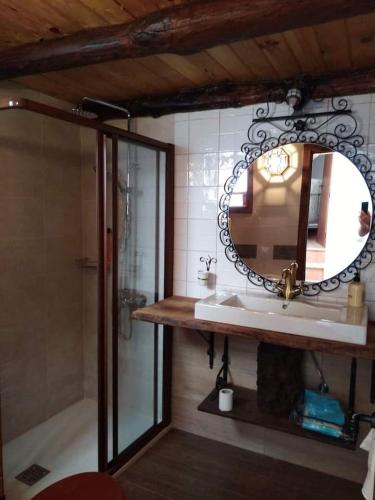 a bathroom with a sink and a mirror at La Casa del Castaño in Aracena