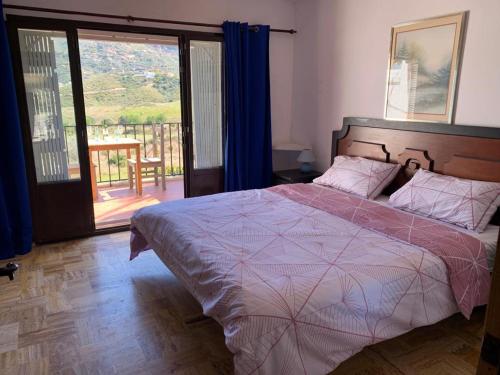 1 dormitorio con 1 cama grande y balcón en Cervantes 3 Mojacar Turre, en Turre