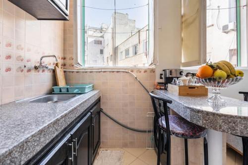 a kitchen with a sink and a bowl of fruit at Studio en plein centre-ville, LE CENTRAL in Casablanca