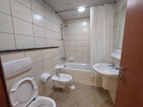 ein Bad mit einem WC und einem Waschbecken in der Unterkunft A cozy place like home in Dubai