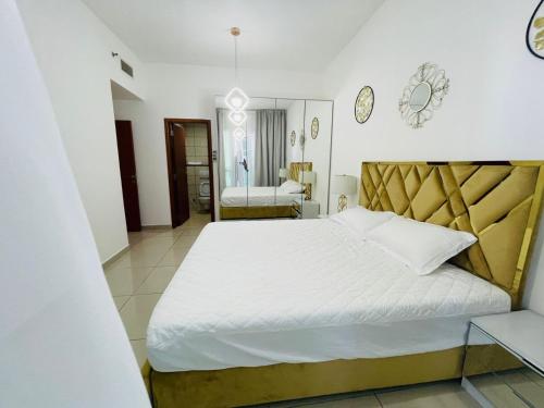 ein Schlafzimmer mit einem großen Bett mit weißer Bettwäsche in der Unterkunft A cozy place like home in Dubai