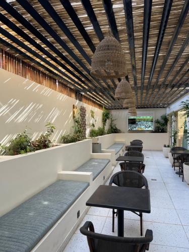 فندق فيفيان بارك للشقق الفندقية في الرياض: صف من الطاولات والكراسي في المطعم