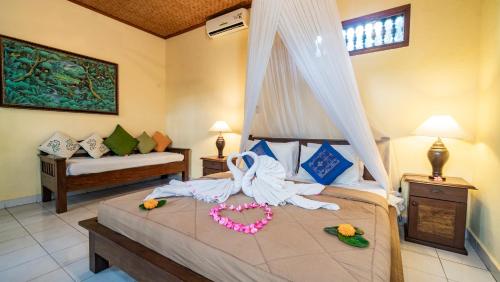 Postel nebo postele na pokoji v ubytování Cafe Wayan Cottages Senggigi
