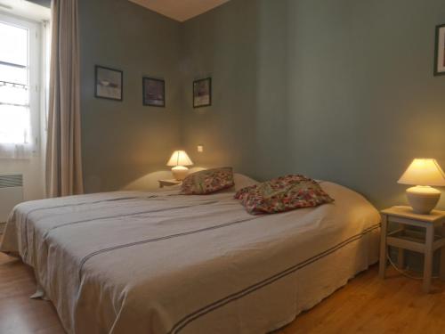 ein Schlafzimmer mit einem Bett mit zwei Kissen darauf in der Unterkunft Appartement Le Palais, 2 pièces, 4 personnes - FR-1-418-71 in Le Palais