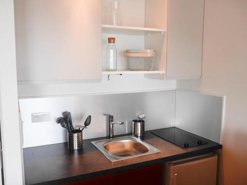 une cuisine avec un évier et un comptoir dans l'établissement Appartement rénové avec vue mer et WIFI - FR-1-418-214, au Palais