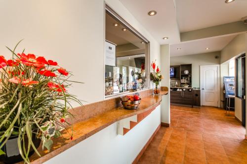 Kuchyň nebo kuchyňský kout v ubytování Olux Hotel-Motel-Suites