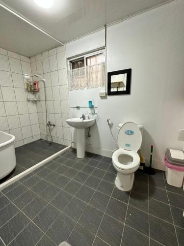 的住宿－伊芭克兒Yibuk，一间带卫生间和水槽的浴室