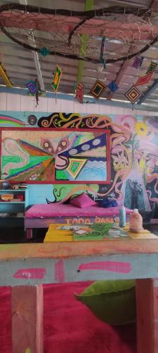 una habitación con una pintura en la pared en Hostal Liliana en Buenaventura