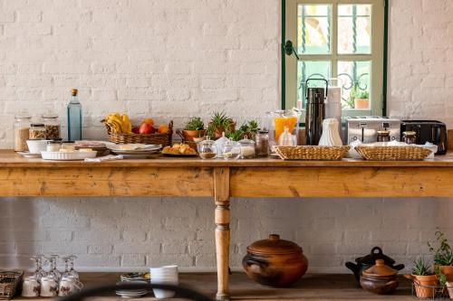 een houten tafel met eten erop bij Casona La Chiquita in Chacras de Coria