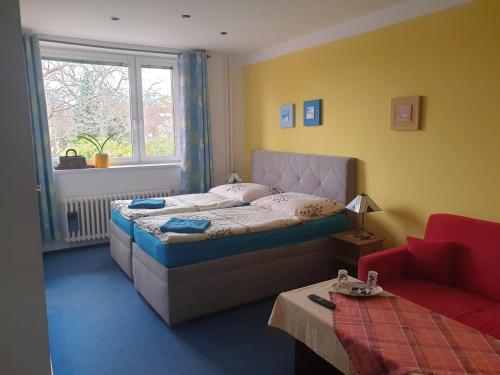 Schlafzimmer mit einem Bett und einem Fenster in der Unterkunft Pension Beránek in Prag