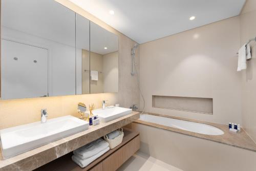 Koupelna v ubytování Maison Privee - Trendy Apt on the Creek w/ Superb Dubai Skyline Vw