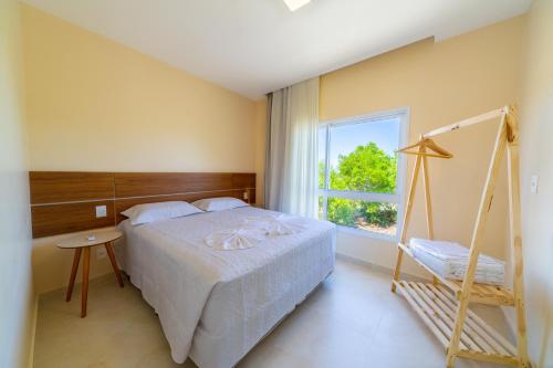 um quarto com uma cama e uma janela em Reserva Sauípe - Casa 189 na Costa do Sauípe