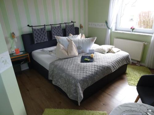 ein Schlafzimmer mit einem großen Bett und einem Tablett darauf in der Unterkunft Pension und Apartment Landhaus Fricke in Calden