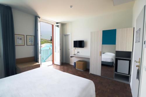 a hotel room with a bed and a balcony at Hotel Fonte Boiola in Sirmione