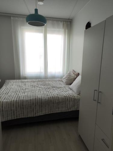Łóżko lub łóżka w pokoju w obiekcie Cosy and spacious 1 bedroom apartment in Espoo