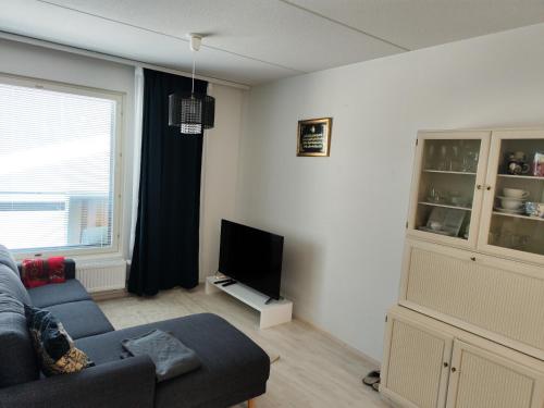 Uma TV ou centro de entretenimento em Cosy and spacious 1 bedroom apartment in Espoo