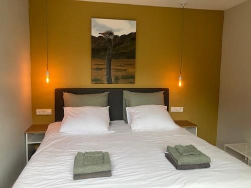 een slaapkamer met een bed met twee handdoeken erop bij Oddingsplace in Hardenberg
