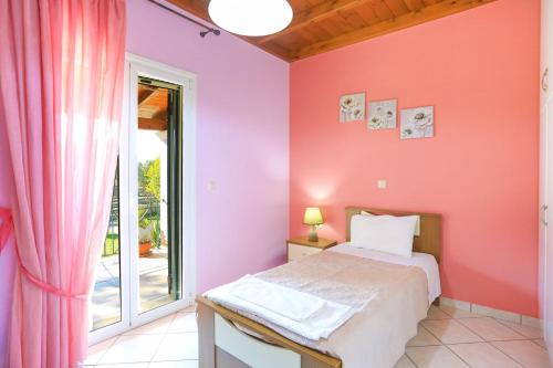 Postel nebo postele na pokoji v ubytování Villa ChrisDina