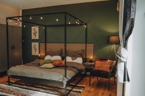 เตียงในห้องที่ EDLER WOHNRAUM Luxuriöses Studio im Zentrum mit Parkplatz, Einbaukaffeevollautomat, Netflix & Klimaanlage