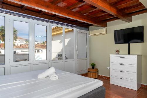 een slaapkamer met een groot bed en een tv bij Penthouse with seaview by Costarentals - Ref 08 in Torremolinos