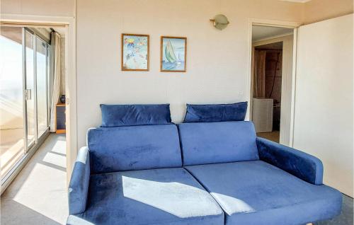 - un canapé bleu dans le salon dans l'établissement Pet Friendly Apartment In La Baule, à La Baule