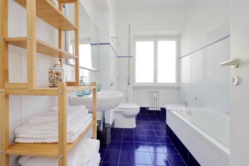 een badkamer met een witte wastafel, een toilet en een bad bij Vatican Charme in Rome