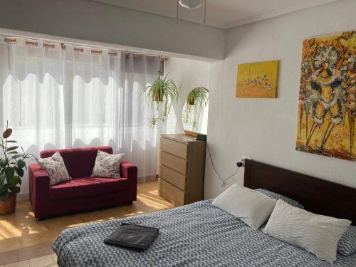 カボ・ロイグにあるCabo Roig holiday houseのベッドルーム1室(ベッド1台、赤い椅子付)