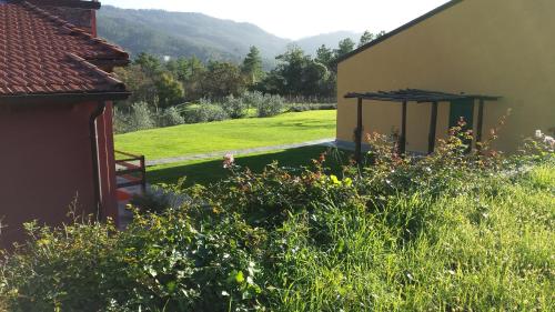 a view of a garden from the side of a house at Sostio a Levante in Framura