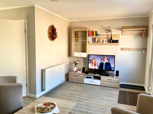 een woonkamer met een flatscreen-tv bij Ferienbungalow Lange in Sellin