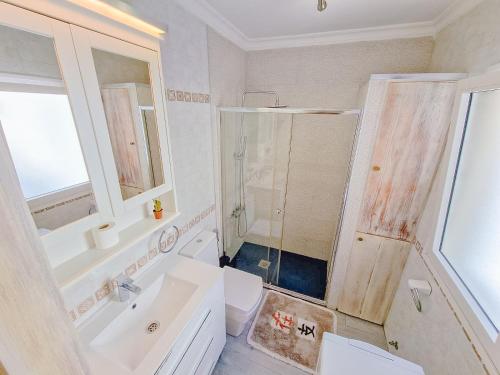 ein Badezimmer mit Waschbecken, Toilette und Dusche in der Unterkunft VV Ático Luxury Vista Mar in Las Palmas de Gran Canaria