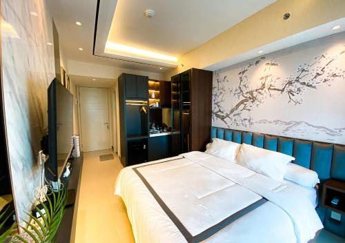 Lontar的住宿－Luxury Modern La Casa II Benson，卧室配有一张大床,墙上挂有绘画作品