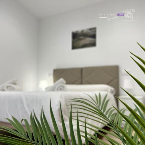 una planta verde frente a una cama en una habitación en Apartamento El Mozo, en Labastida