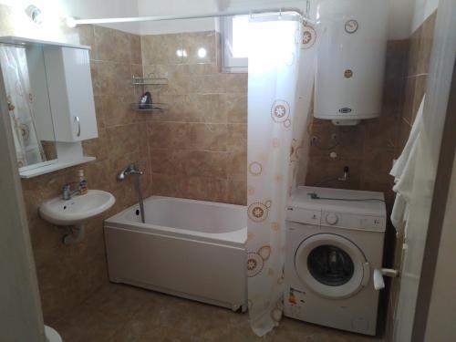 ein Badezimmer mit einer Waschmaschine und einer Waschmaschine in der Unterkunft MM Apartment in a great location in Strumica, MK 6th floor in Strumica