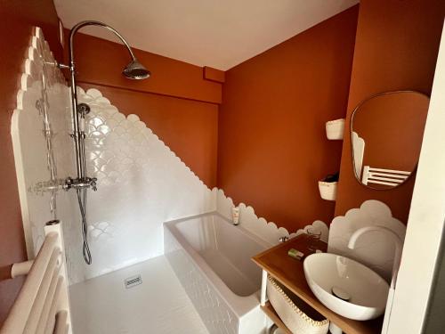 a bathroom with a shower and a toilet and a sink at LA MADELEINE DES GRANDS SABLES 1- 4 PERS in Le Pouldu