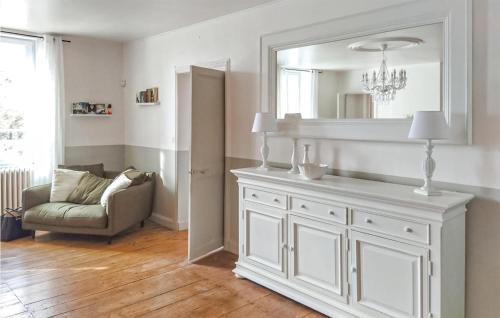 ein Wohnzimmer mit einer weißen Kommode und einem Spiegel in der Unterkunft Awesome Home In Arthenac With Wifi in Arthenac