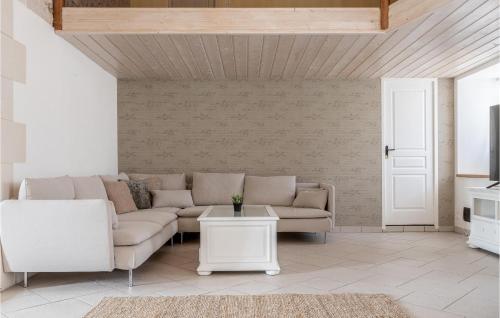 a living room with a couch and a table at Awesome Home In Arthenac With Wifi in Arthenac