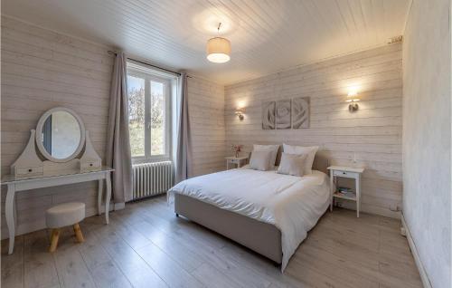 Schlafzimmer mit einem Bett, einem Waschbecken und einem Spiegel in der Unterkunft Awesome Home In Arthenac With Wifi in Arthenac