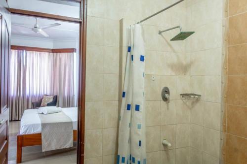 Koupelna v ubytování Ikhaya serviced Apartments With Sea View, Nyali
