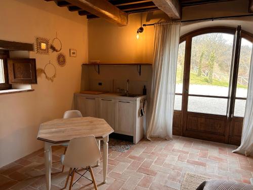 a kitchen with a table and chairs in a room at Villa Convento Pietralunga in Pietralunga