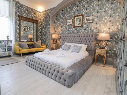 um quarto com uma cama grande e uma cabeceira de cama abobadada em Ismay Billiard Room Apartment - Titanic Interest em Crosby