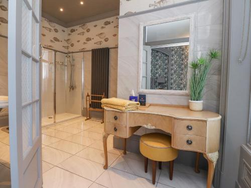 uma casa de banho com um lavatório de madeira e um espelho em Ismay Billiard Room Apartment - Titanic Interest em Crosby