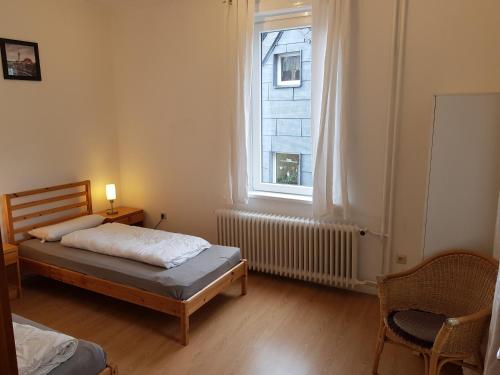 - une chambre avec un lit et une fenêtre dans l'établissement Haus Bergeshöh, à Braunlage