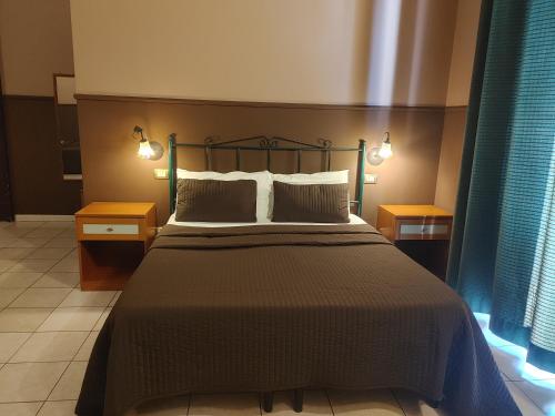 - une chambre avec un grand lit et 2 tables de chevet dans l'établissement Hotel Biscari, à Catane