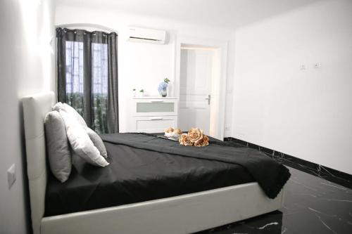 ein Schlafzimmer mit einem Bett mit einer schwarzen Decke in der Unterkunft The Marble House in Bari