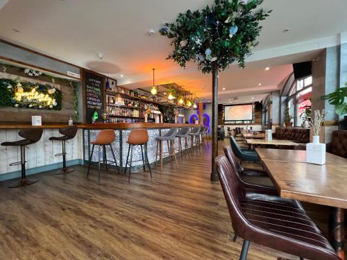 een bar met barkrukken in een restaurant bij Starboard Stays in Southampton