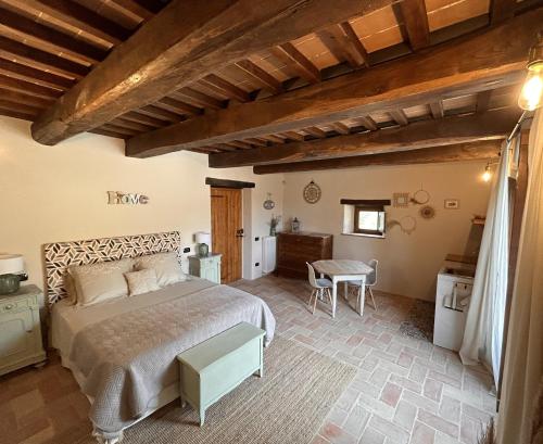 a bedroom with a bed and a table in a room at Villa Convento Pietralunga in Pietralunga